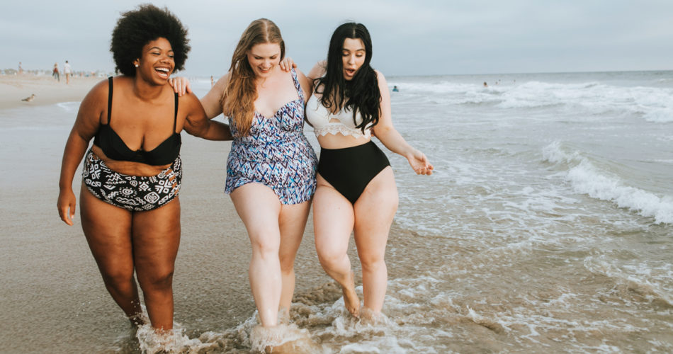 Bikini Curvy Girls walking on the beach